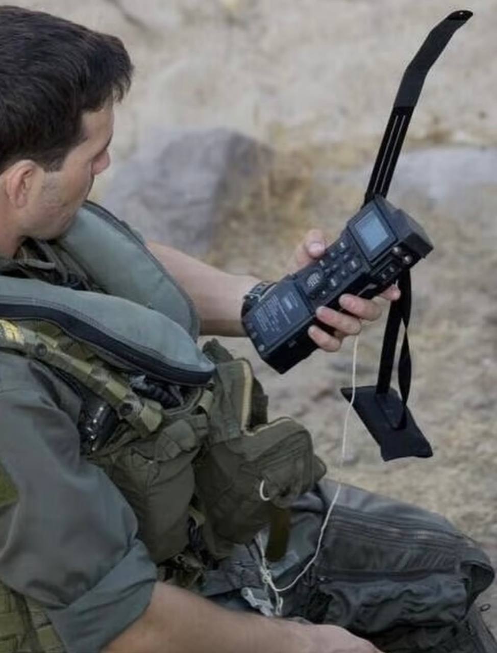 Pilot sa Combat Survivor Evader Locator uređajem